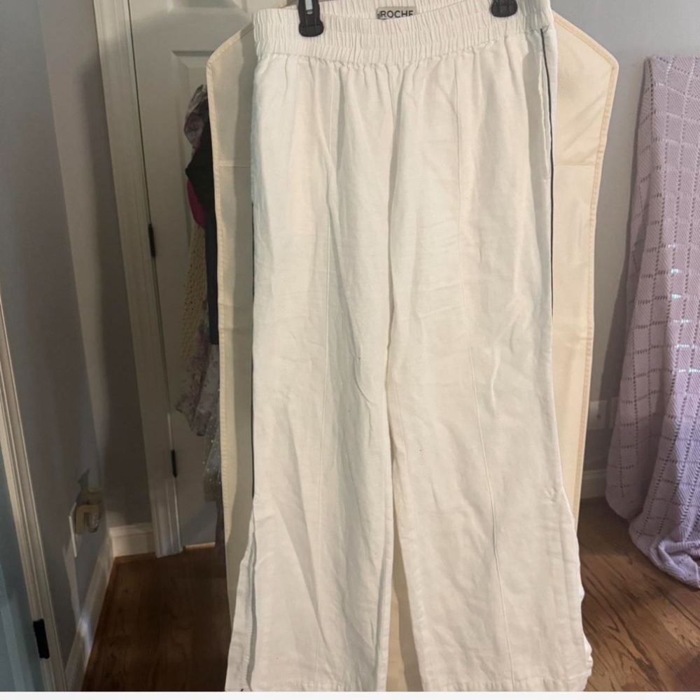 St Roche linen pants with slits on the sides 
Size s